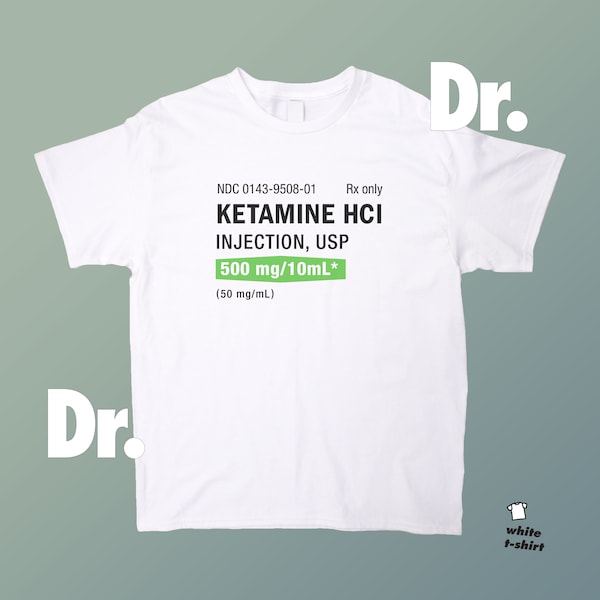 Puede incluir: Camiseta blanca con una etiqueta verde que dice "NDC 0143-9508-01 Rx only KETAMINE HCI INJECTION, USP 500 mg/10mL* (50 mg/mL)"
