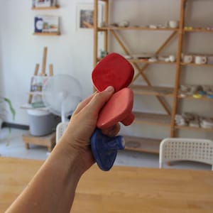 Handgjorda färgglada keramiska väggkrokar, modern barnkammardekor, mjölkkeramik