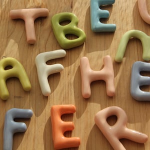 Letras de cerámica personalizadas hechas a mano, decoración de pared / nombres, iniciales y números personalizados