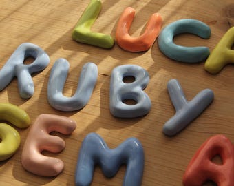 Lettere in ceramica personalizzate fatte a mano, decorazioni murali / nomi, iniziali e numeri personalizzati