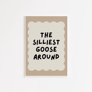 Puede incluir: Una impresi&oacute;n de arte imprimible beige y blanca con un borde ondulado. El texto en la impresi&oacute;n dice "The Silliest Goose Around".