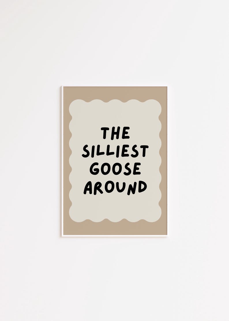 Puede incluir: Una impresi&oacute;n de arte imprimible beige y blanca con un borde ondulado. El texto en la impresi&oacute;n dice "The Silliest Goose Around".