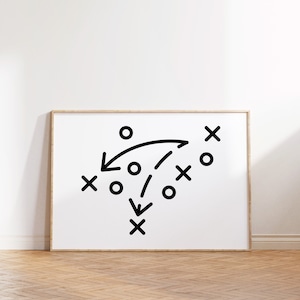 Op de afbeelding: Een zwart-witte illustratie van een spelplan met cirkels en kruisen, getekend op een witte achtergrond en ingelijst in een licht houten lijst.