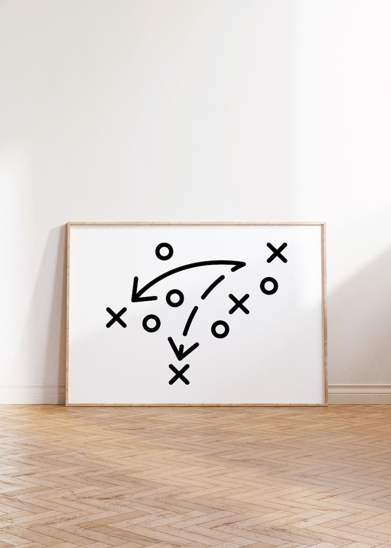 Op de afbeelding: Een zwart-witte illustratie van een spelplan met cirkels en kruisen, getekend op een witte achtergrond en ingelijst in een licht houten lijst.