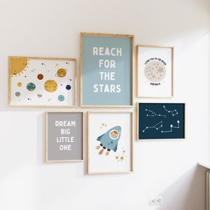 Könnte beinhalten: Ein Set aus sechs gerahmten Drucken mit Weltraumthema. Die Drucke zeigen Illustrationen von Planeten, Sternen, Sternbildern, einer Rakete und Text, der "Reach for the stars", "Dream big little one" und "I love you to the moon and back" lautet.