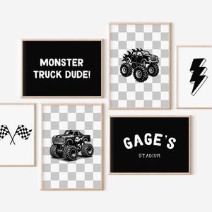 Op de afbeelding: Een verzameling ingelijste wandkunst met een monstertruckthema. De kunst bevat zwart-wit illustraties van monstertrucks, geblokte vlaggen en bliksemschichten. Tekst bevat "Monster Truck Dude!" en "Gage's Stadium".
