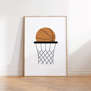 Op de afbeelding: Een bruine basketbal met zwarte lijnen gaat door een grijze basketbalring met een zwarte rand.