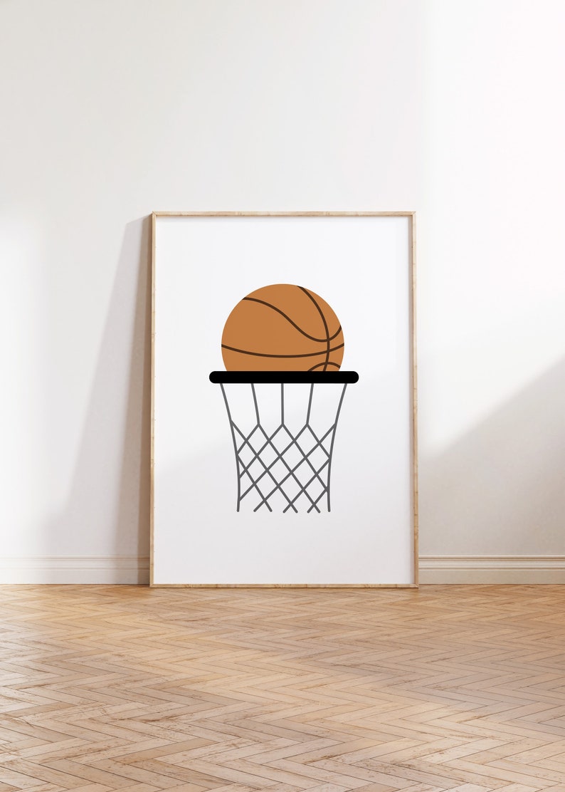Op de afbeelding: Een bruine basketbal met zwarte lijnen gaat door een grijze basketbalring met een zwarte rand.