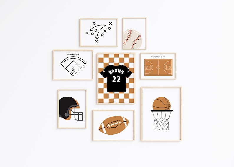 Op de afbeelding: Een set van acht ingelijste prints met verschillende sportthema-illustraties. De prints zijn in een minimalistische stijl met zwarte en bruine contouren op een witte achtergrond. De prints omvatten een honkbalveld, een basketbalveld, een voetbal, een basketbalring, een honkbal, een shirt met de naam "BROWN" en het nummer "22", een voetbalhelm en een speldiagram.