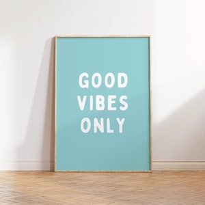 Impresión de arte de pared con solo buenas vibraciones, decoración de habitación de niña, decoración de guardería de niña, arte de pared para adolescentes, arte de pared de moda, arte de pared para niños con cita, descarga digital