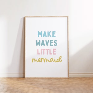 Może przedstawiać: Wydruk w ramie z tekstem "MAKE WAVES LITTLE mermaid" w jasnoniebieskim, różowym i żółtym schemacie kolorystycznym.