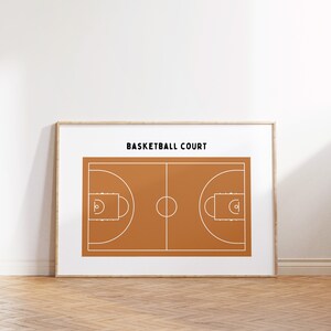 Op de afbeelding: Een afdrukbare poster met een witte omtrek van een basketbalveld op een bruine achtergrond. De tekst "BASKETBALL COURT" staat bovenaan de poster.