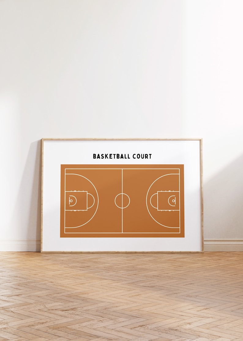 Op de afbeelding: Een afdrukbare poster met een witte omtrek van een basketbalveld op een bruine achtergrond. De tekst "BASKETBALL COURT" staat bovenaan de poster.