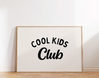 Peut inclure: Une impression encadrée avec le texte "COOL KIDS CLUB" en lettres cursives noires sur un fond blanc.