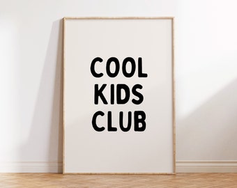 Peut inclure: Une affiche encadrée avec le texte "COOL KIDS CLUB" en lettres noires sur fond blanc.