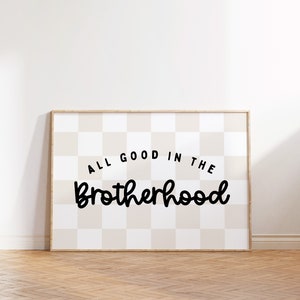 Könnte beinhalten: Ein gerahmter Druck mit einem karierten Hintergrund und dem Text "All good in the brotherhood" in schwarzer Schrift.