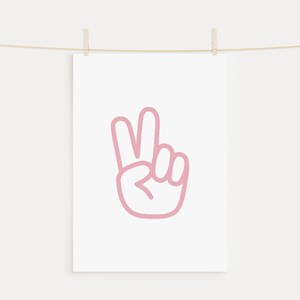 Op de afbeelding: Een roze vredeshandgebaarillustratie op een witte achtergrond.