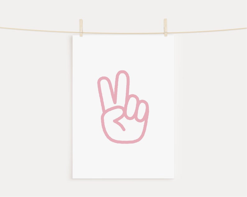 Op de afbeelding: Een roze vredeshandgebaarillustratie op een witte achtergrond.