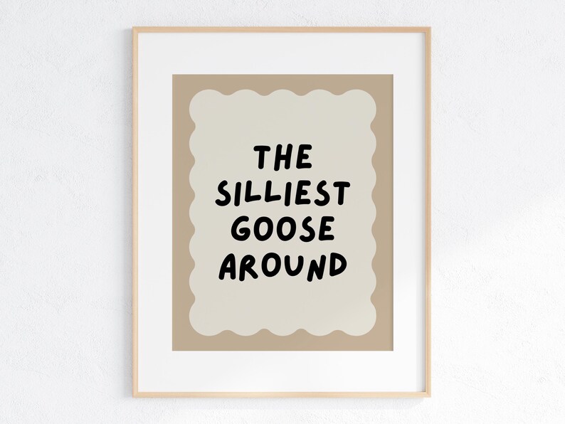 Puede incluir: Una impresi&oacute;n enmarcada beige con un fondo marr&oacute;n y un borde blanco festoneado. El texto dentro del borde dice "The Silliest Goose Around" en negro.
