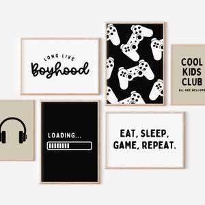 Puede incluir: Un conjunto de ocho impresiones de arte de pared imprimibles en blanco y negro con texto sobre juegos y temas de niños. Las impresiones incluyen frases como "Long Live Boyhood", "Loading...", "Eat, Sleep, Game, Repeat", y "Cool Kids Club".