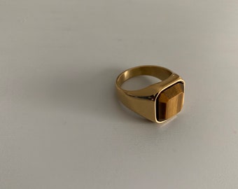 Anillo de sello de piedra de ojo de tigre chapado en oro de 18 quilates