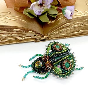 Beetle pin.Beaded insect brooch.Embroidered insect.Insect pin.Bee brooch.Bug pin.Bug jewelry.Bug brooch.Glass beaded brooch.Green beatle