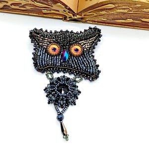 Embroidered crystal beads brooch.Owl bead brooch pin.Embroidered bird brooch.Handmade owl jewelry.Bird brooch pin.Art glass brooch.