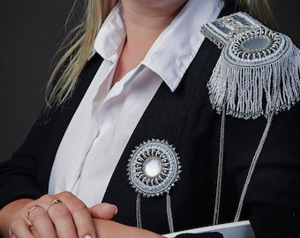 White epaulette with brooch.Epaulettes bead embroidered.Fringe epaulettees.Shoulder tassel shain.Shoulder jewelry.Handmade jewelry.