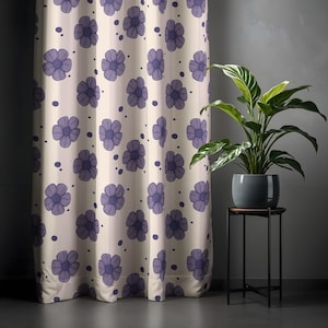 Può includere: Un vassoio da portata in legno fatto a mano con finitura naturale. Di forma rettangolare con angoli arrotondati e due manici intagliati. La venatura del legno è visibile, aggiungendo fascino rustico. Perfetto per servire cibo o esporre oggetti.