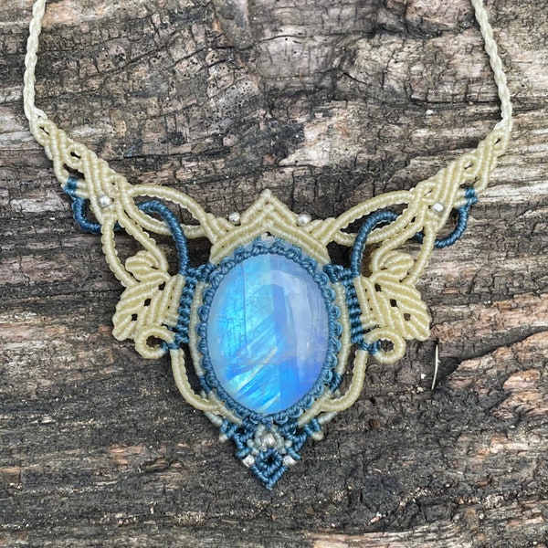 Moonstone Pendant. Micromacrame (M76)