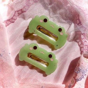 made to order cute green froggy resin hair clip / frog barrettes / accessory / charm