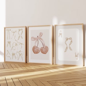 Set di 3 fiocchi Coquette beige neutri alla moda per dormitorio, asilo nido, college, set di arte murale, poster minimalista Y2K con carte da gioco neutre preppy