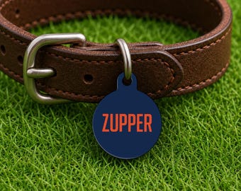 Placa de identificación personalizada para collar de perro – Estilo Champaign Game Day, edición Blue Campus, placa redonda de doble cara para mascotas.