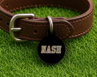 Placa de identificación personalizada para collar de perro – Estilo Nashville Game Day, placa negra edición Campus (redonda)
