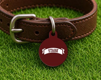 Placa de identificación personalizada para collar de perro – Estilo Starkville Game Day, placa roja edición Campus (redonda)