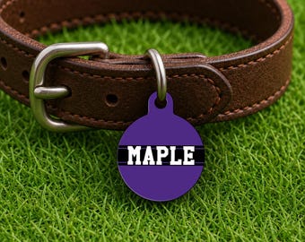 Placa de identificación personalizada para collar de perro – Estilo Evanston Game Day, edición Purple Campus, placa redonda de doble cara para mascotas.