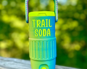 Funda para latas Trail Soda / SXS / Cooler Koozie / Funda delgada para latas de 12 oz.