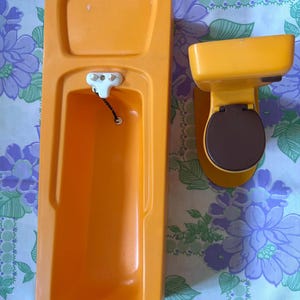 Vintage Pedigree Sindy doll yellow and brown Bath with plug  and toilet furniture 1970s