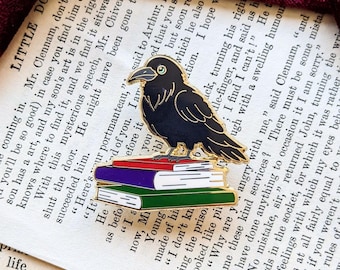 Épingle livre corbeau en émail dur/épingle livresque plaquée or, cadeau pour les lecteurs, épingle de livre, remplisseur de bas, lecteur d'horreur, ambiance de lecteur gothique, lecture.
