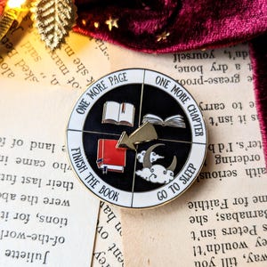 Broche giratório de esmalte rígido para leitores / Broche folheado a ouro para amantes de livros, presente para leitores, broche de pilha de livros, lembrancinha de Natal, presente para leitores, apaixonado por livros.