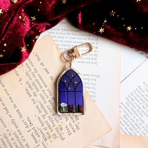 Chaveiro Acrílico com Tema de Janela de Biblioteca // Chaveiro literário, Ideal para Presentear, Presente para Leitores, Lindo Chaveiro, Revestido com Resina, Presente Perfeito para Amantes de Livros.