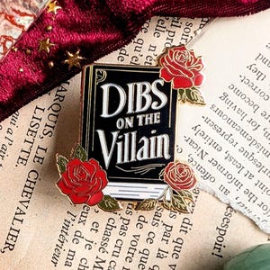 Vergiss nicht, den Bösewicht Hard Enamel Pin / Vergoldete Pin, Pin für Bücherlieber, Geschenk für Leser, Buch Buchstapel Pin, Geschenk für Leser.