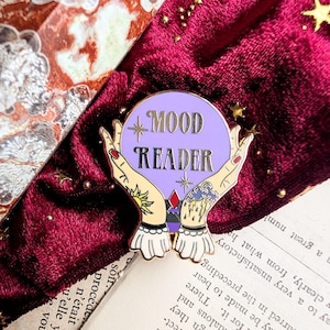 Stimmungsleser Kristallkugel Hard Enamel Pin / vergoldeter Pin, Geschenk für Leser, Bücher, Kellerfüller, magische Liebhaber Pin, witchy Vibes