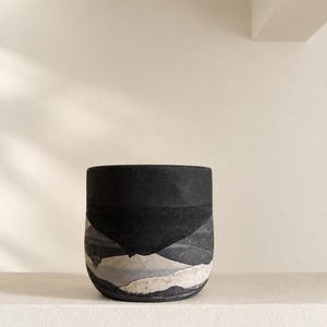 Pot de fleurs abstrait, pot de fleurs texturé, pot de fleurs minimaliste, pot de fleurs monochrome, décoration texturée, pot de 15 cm, pot de fleurs neutre, pot de fleurs noir
