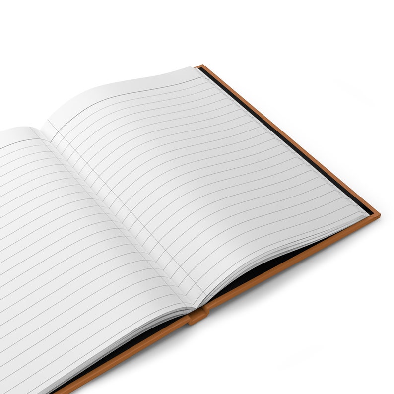 K&ouml;nnte beinhalten: Ein ge&ouml;ffnetes, liniertes Notizbuch mit braunem Lederumschlag. Das Notizbuch liegt flach auf einer wei&szlig;en Oberfl&auml;che.