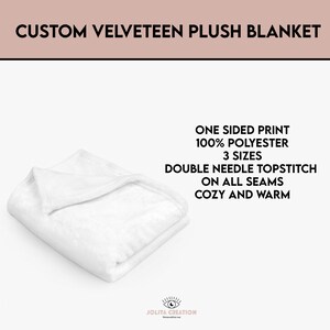 Peut inclure: Une couverture en velours blanc moelleux pli&eacute;e en deux. La couverture est 100% polyester et comporte un imprim&eacute; unilat&eacute;ral. Elle est disponible en trois tailles et pr&eacute;sente des surpiq&ucirc;res &agrave; double aiguille sur toutes les coutures. Le texte "CUSTOM VELVETEEN PLUSH BLANKET" est en haut de l'image. Le texte "ONE SIDED PRINT 100% POLYESTER 3 SIZES DOUBLE NEEDLE TOPSTITCH ON ALL SEAMS COZY AND WARM" est &agrave; droite de l'image. Le texte "JOLITA CREATION" est en bas de l'image.