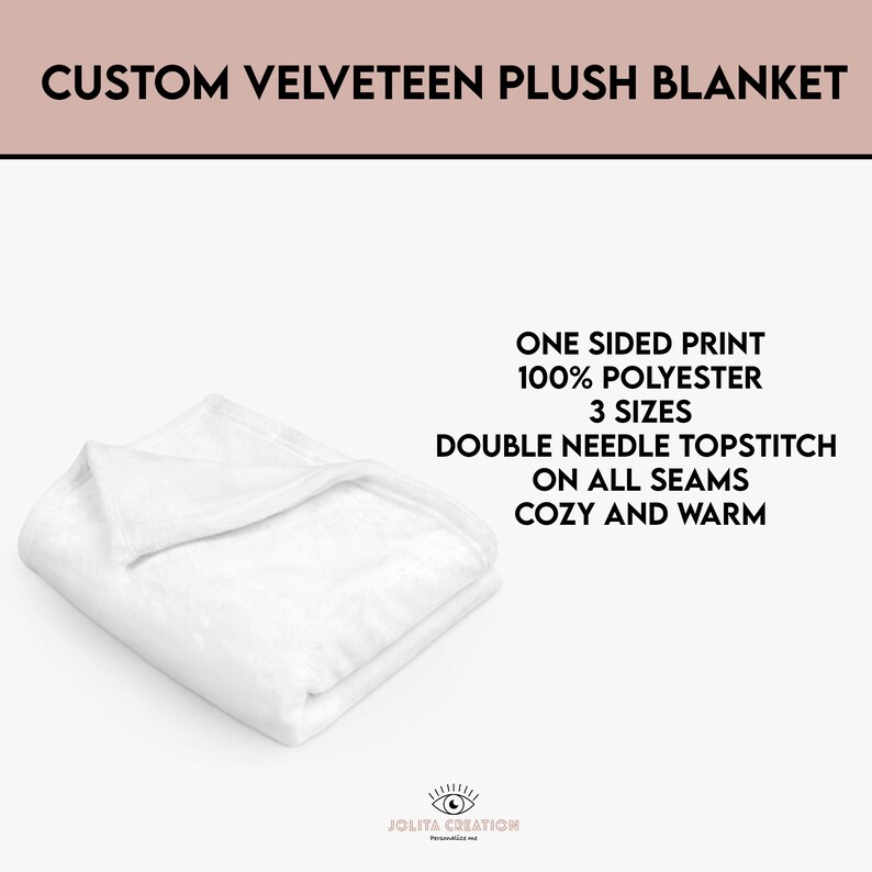 Peut inclure: Une couverture en velours blanc moelleux pli&eacute;e en deux. La couverture est 100% polyester et comporte un imprim&eacute; unilat&eacute;ral. Elle est disponible en trois tailles et pr&eacute;sente des surpiq&ucirc;res &agrave; double aiguille sur toutes les coutures. Le texte "CUSTOM VELVETEEN PLUSH BLANKET" est en haut de l'image. Le texte "ONE SIDED PRINT 100% POLYESTER 3 SIZES DOUBLE NEEDLE TOPSTITCH ON ALL SEAMS COZY AND WARM" est &agrave; droite de l'image. Le texte "JOLITA CREATION" est en bas de l'image.