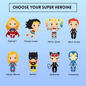 Peut inclure: Une illustration color&eacute;e de huit personnages de super-h&eacute;ro&iuml;nes. Chaque personnage est repr&eacute;sent&eacute; dans un style cartoon avec de grands yeux et une expression mignonne. Les personnages incluent Supergirl, Wonder Woman, Harley Quinn, Black Widow, Captain Marvel, Batgirl, Catwoman et Ironwoman.