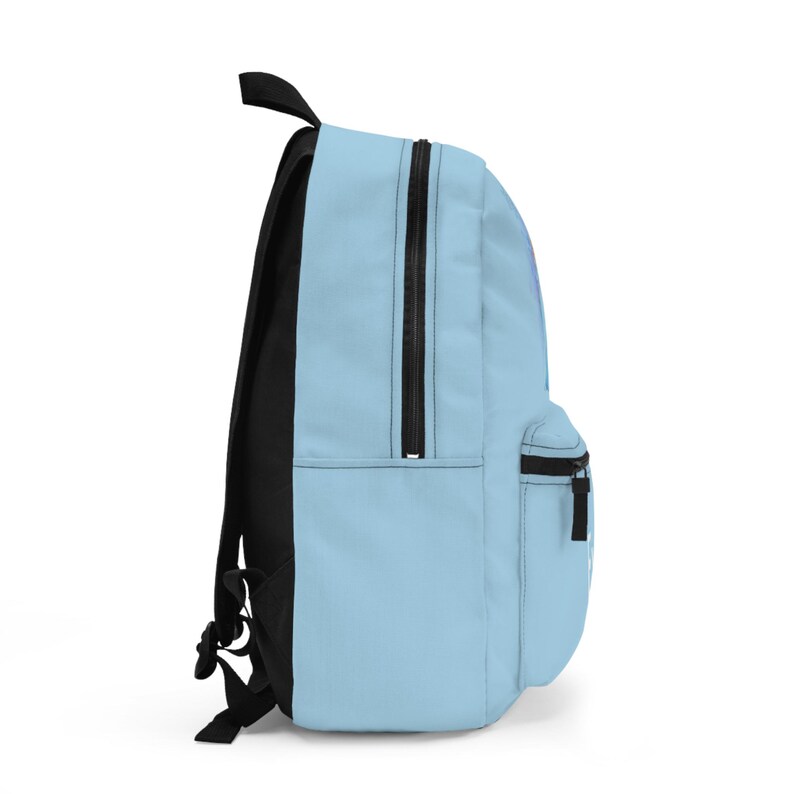 K&ouml;nnte beinhalten: Ein hellblauer Rucksack mit schwarzen Rei&szlig;verschl&uuml;ssen und Tr&auml;gern. Der Rucksack hat eine Vordertasche und einen oberen Griff. Die Seitenansicht zeigt die Form und das Design, geeignet zum Tragen von B&uuml;chern und Zubeh&ouml;r.