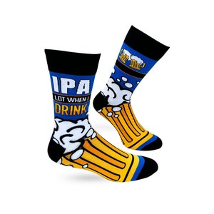 Pode incluir: Um par de meias azuis e amarelas com um gráfico de um copo de cerveja e o texto "IPA Lot When I Drink".